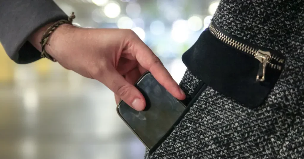 Diferença entre roubo, furto simples e furto qualificado no seguro de celular